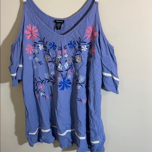 Torrid 0 EMBROIDERED LACE INSET COLD SHOULDER TOP - Picture 5 of 9